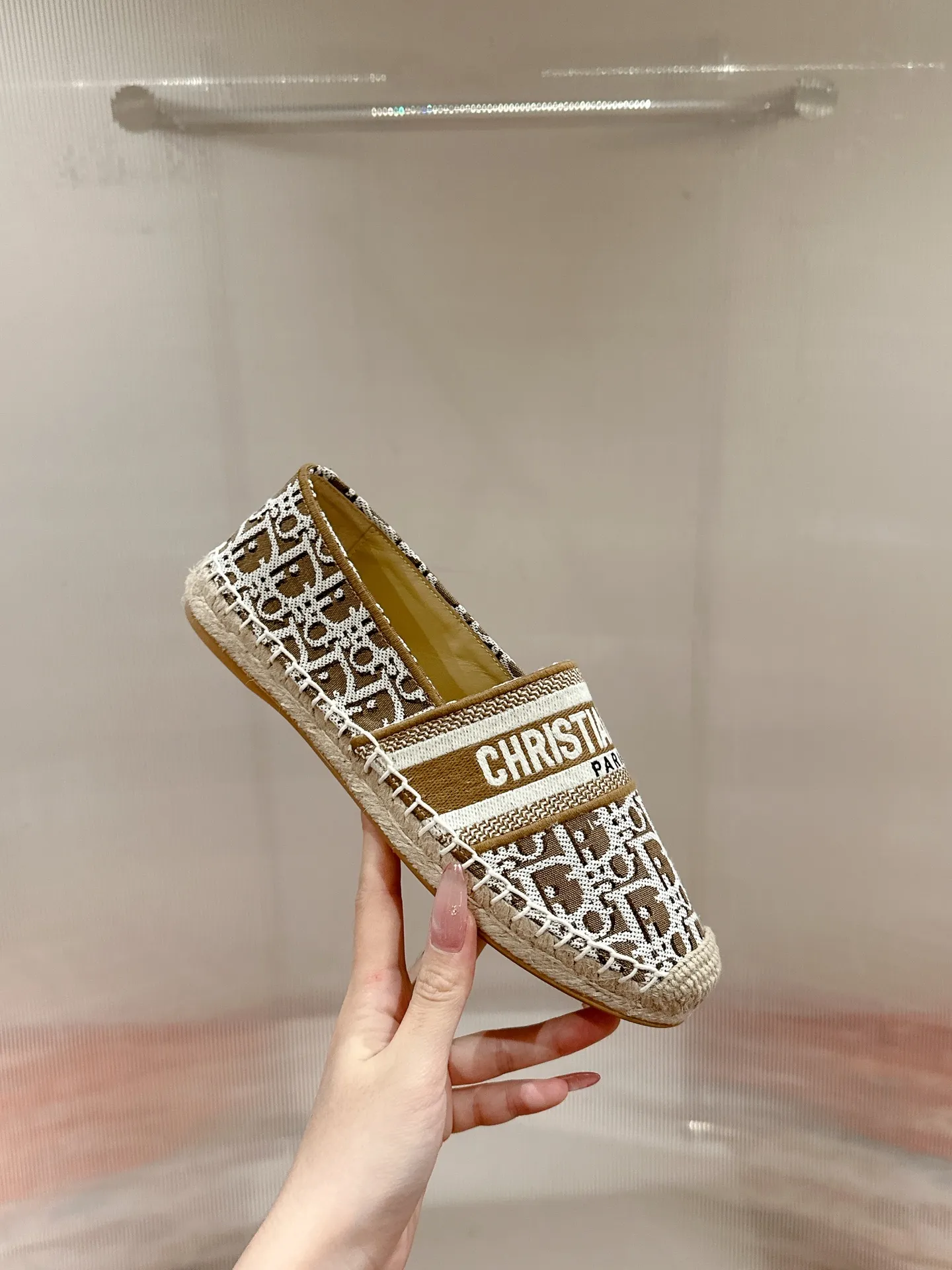 👟👟Ex-factory price 440👟👟 Dior DIOR's new popular early spring fisherman shoes 🆕 Simple, elegant and fashionable, timeless and timeless, it is a classic that will never fade away in the fashion circle, retro fisherman shoes. Original hand-woven surface, electric embroidery technology! Specific cloth surface and rubber outsole. Code number: 35-39 (40.41 customized, non-refundable)